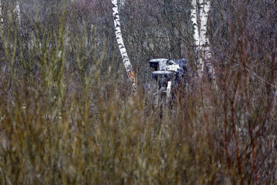 Nuo kelio nuskriejo BMW: keleivis žuvo, vairuotoja – sužeista