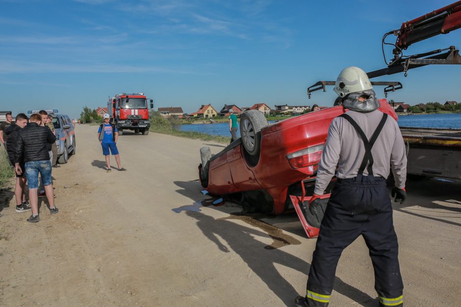 Jaunuolių viražai baigėsi aukštyn ratais vandens karjere