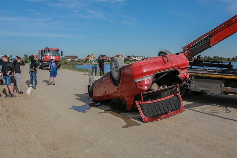 Automobiliu įlėkė į Slengių karjerą