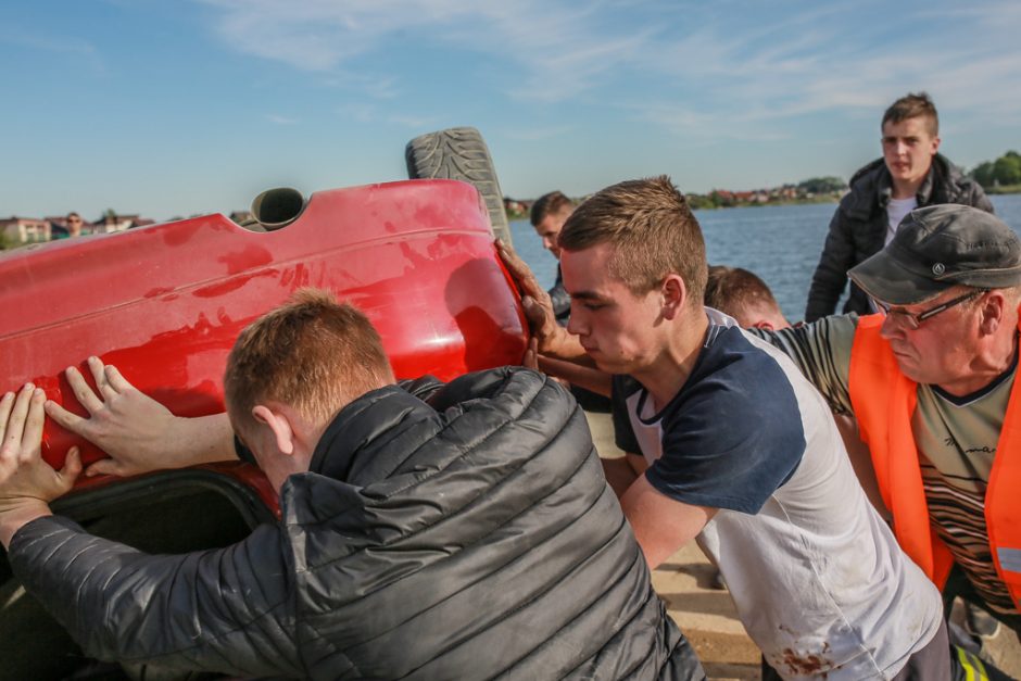 Jaunuolių viražai baigėsi aukštyn ratais vandens karjere