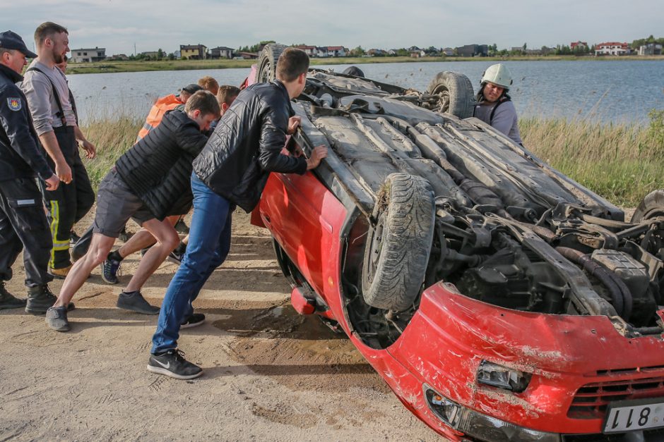 Jaunuolių viražai baigėsi aukštyn ratais vandens karjere