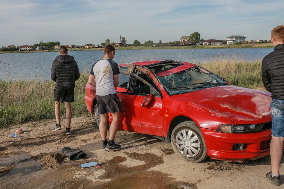 Automobiliu įlėkė į Slengių karjerą