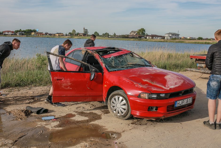 Automobiliu įlėkė į Slengių karjerą