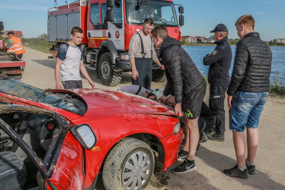 Automobiliu įlėkė į Slengių karjerą