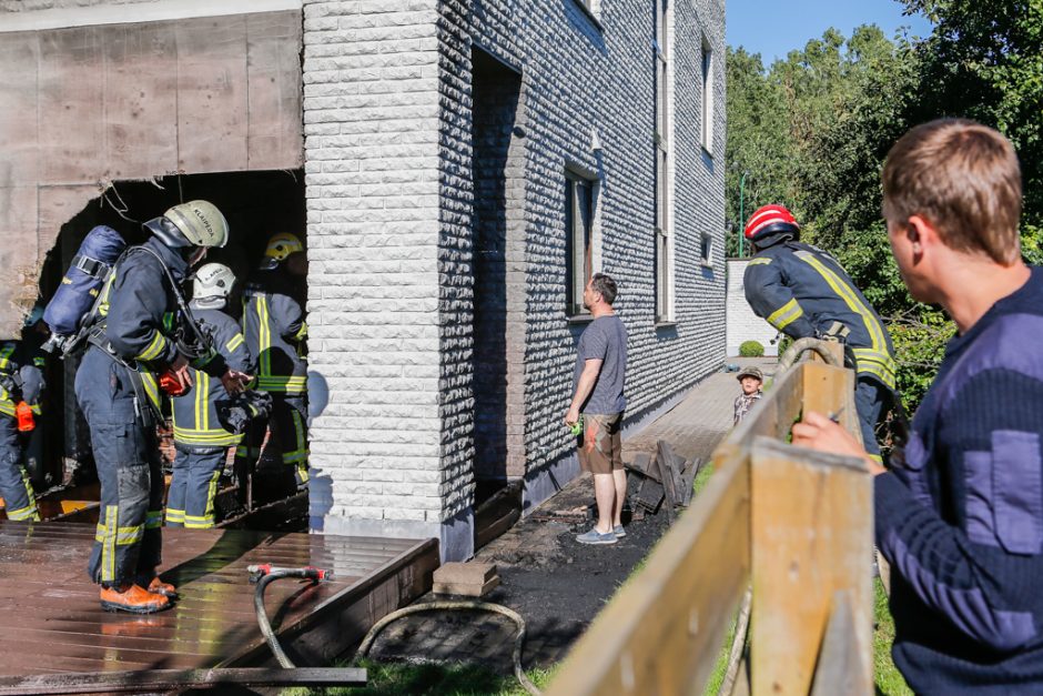 Pirmojoje Melnragėje liepsnojo kotedžo terasa