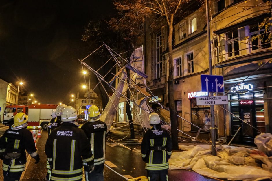 Klaipėdos centre pastoliai vos nenugriuvo ant centrinės gatvės