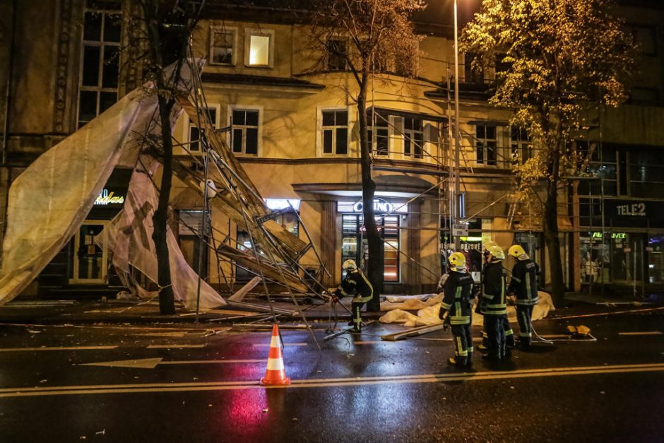 Klaipėdos centre pastoliai vos nenugriuvo ant centrinės gatvės