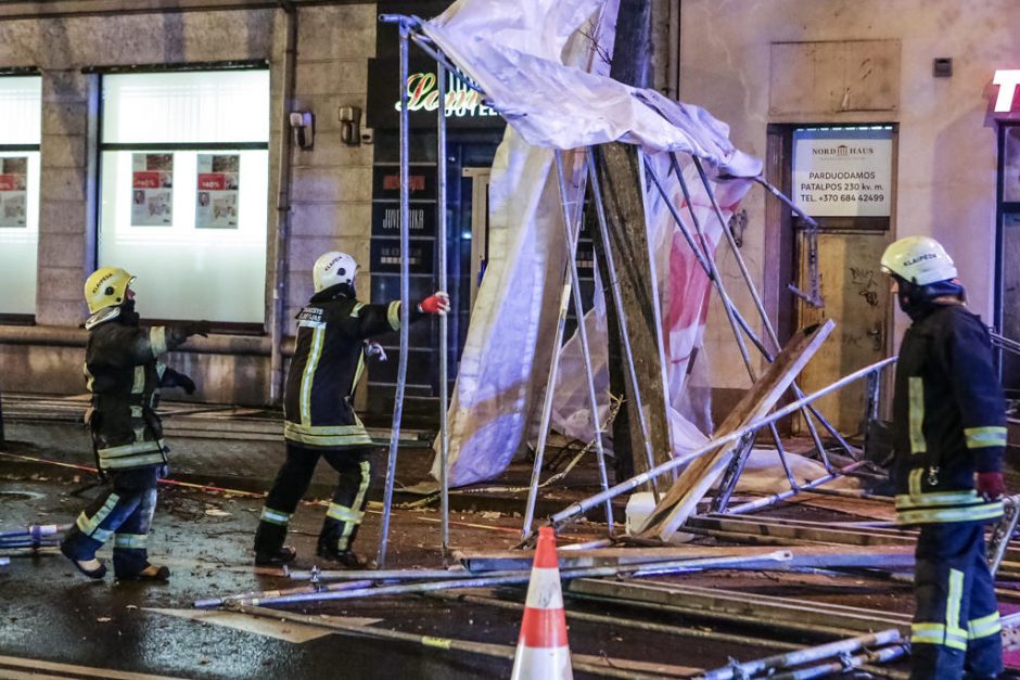 Klaipėdos centre pastoliai vos nenugriuvo ant centrinės gatvės