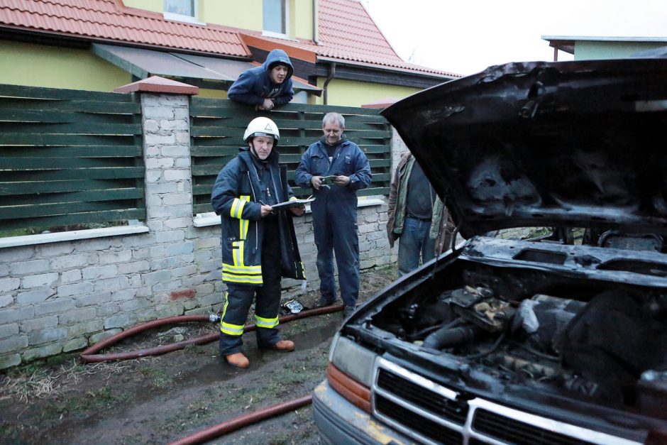 Klaipėdoje liepsnos pasiglemžė šalia gyvenamojo namo stovėjusį „Chrysler Voyager“