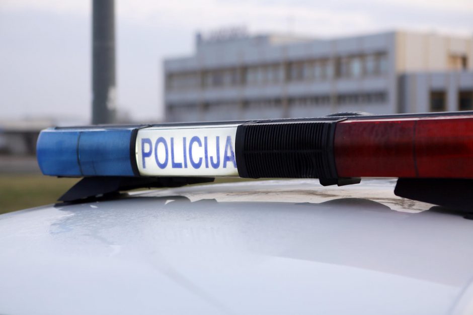 Girtas vairuotojas policininkui davė 100 eurų ir loterijos bilietą