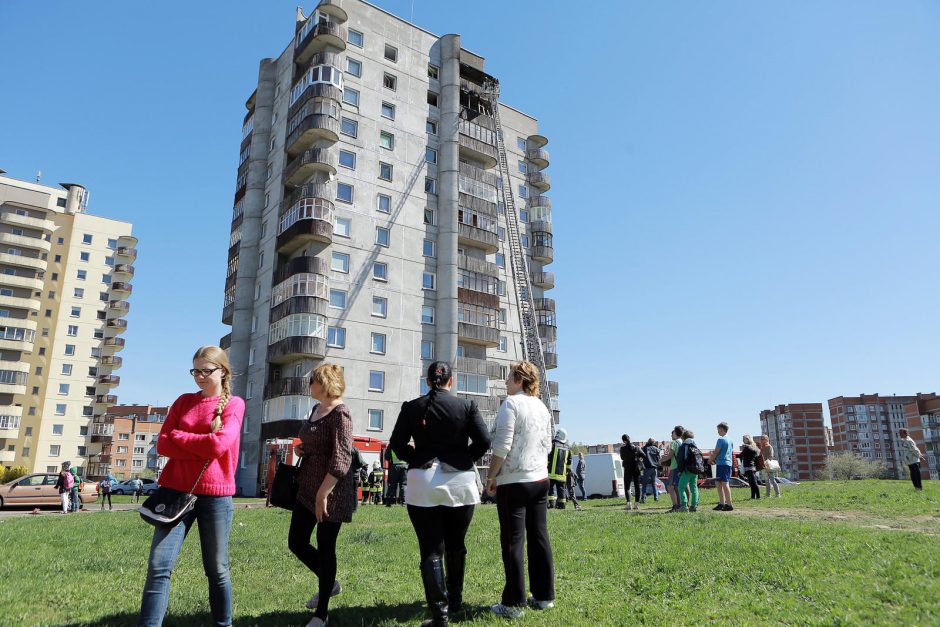 Po pietų Klaipėdoje suliepsnojo butas monolitinio namo viršutiniame aukšte 