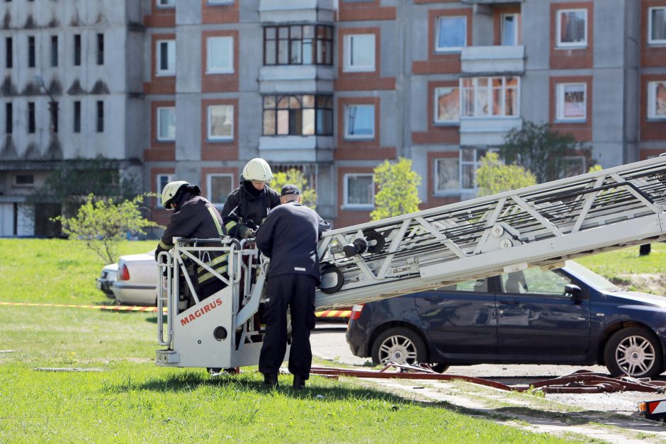 Po pietų Klaipėdoje suliepsnojo butas monolitinio namo viršutiniame aukšte 