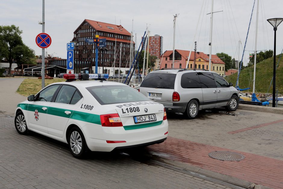 Užsidegė automobilio Chrysler salonas