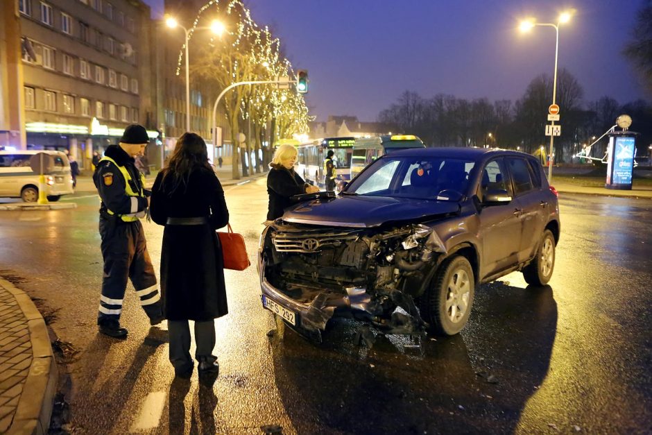 Klaipėdos centre susidūrė moterų vairuojami automobiliai