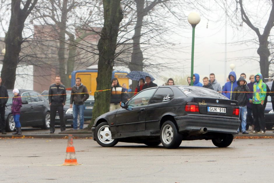 Klaipėdą drebino automobilių slalomas