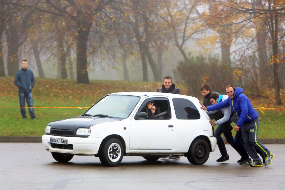 Klaipėdą drebino automobilių slalomas