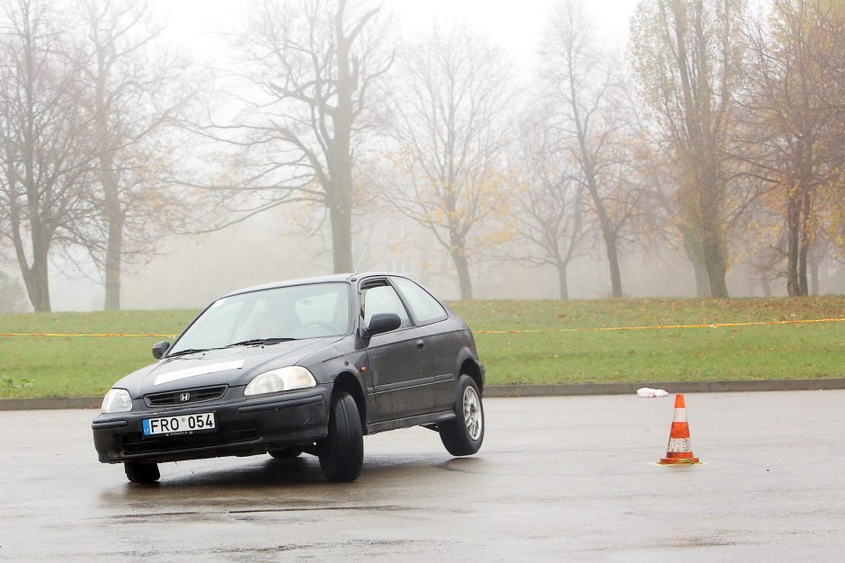 Klaipėdą drebino automobilių slalomas