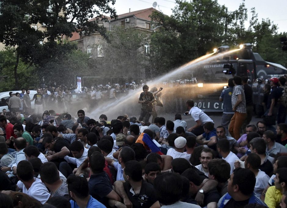 Armėnijoje policija griežtomis priemonėmis išvaikė protestą dėl brangusios elektros