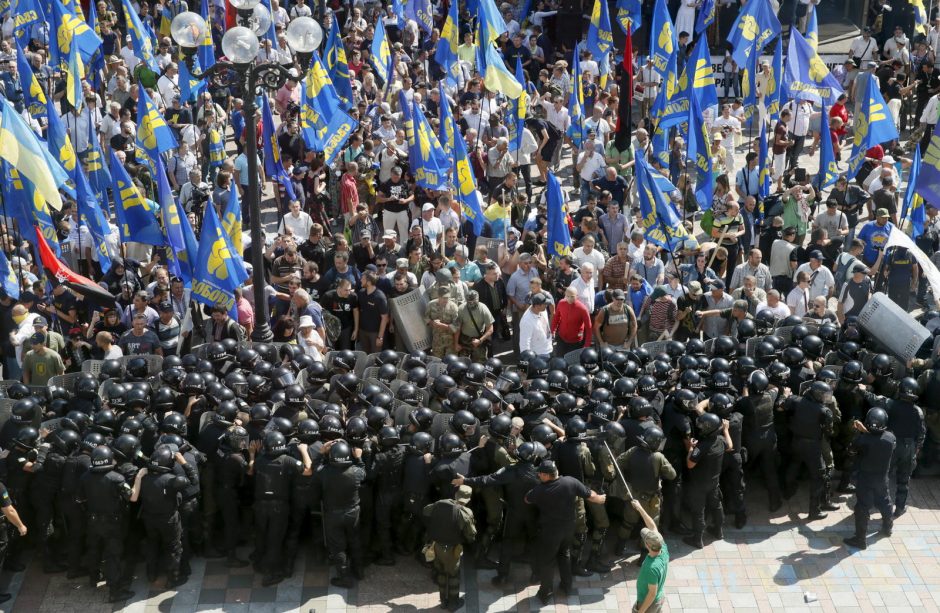 Kruvinos riaušės prie Ukrainos parlamento