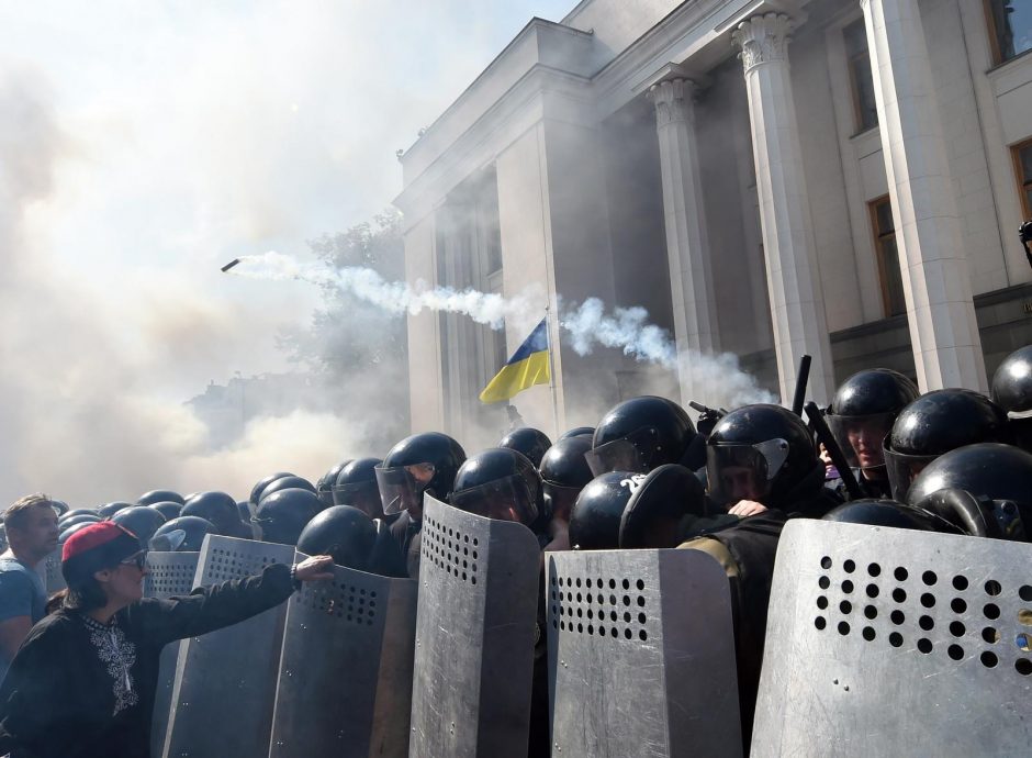 Kruvinos riaušės prie Ukrainos parlamento