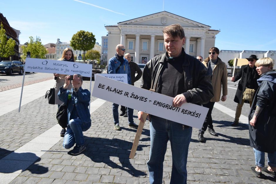 Valdžios įvedami draudimai supykdė menininkus