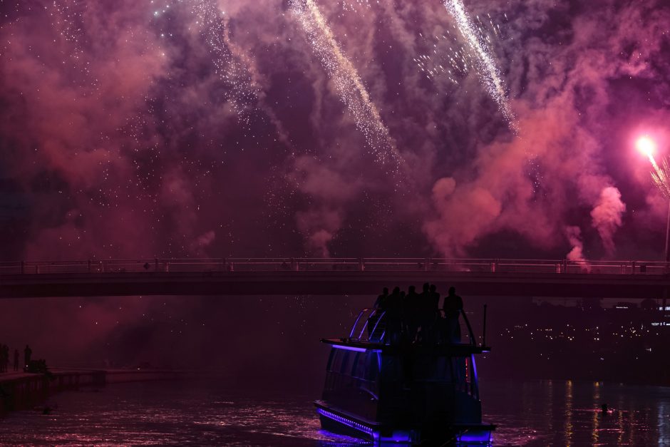 Valstybės dienos renginius sostinėje vainikavo įspūdingi fejerverkai