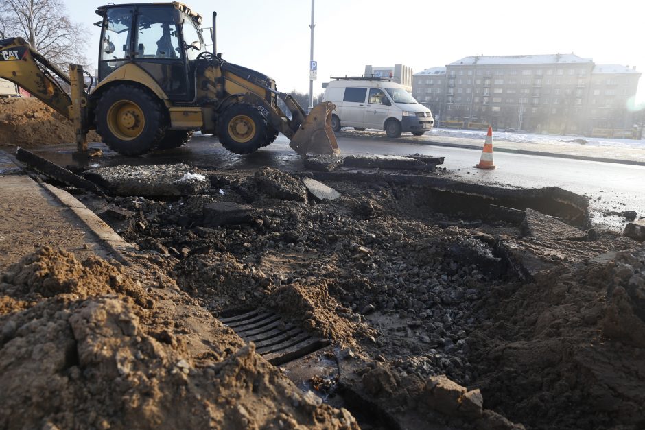 Vilniuje – vandentiekio avarija: patvino Upės gatvė 