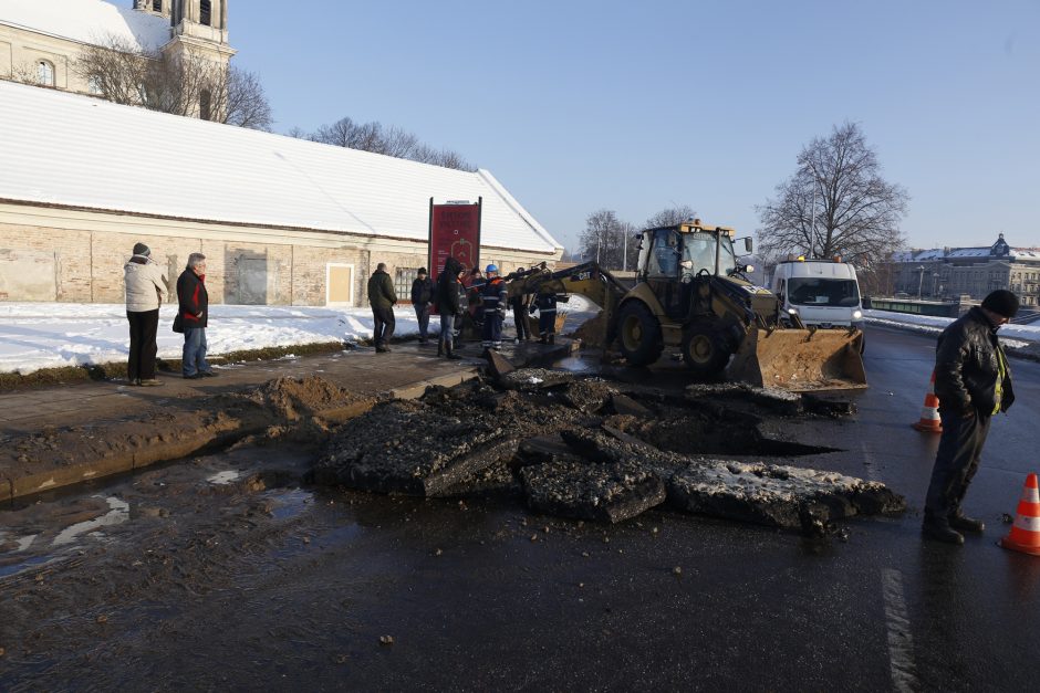 Vilniuje – vandentiekio avarija: patvino Upės gatvė 