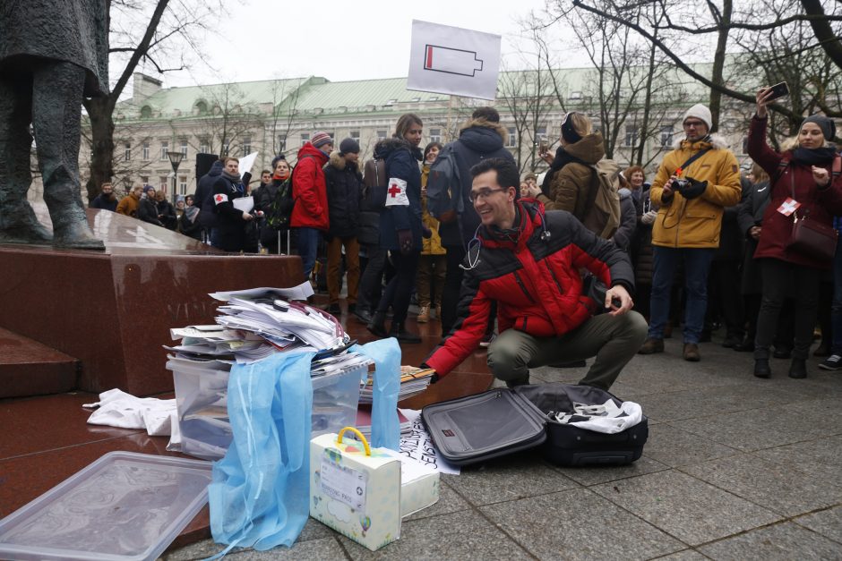 Protestuojantys medikai Katedros aikštėje mokė gaivinti pacientus