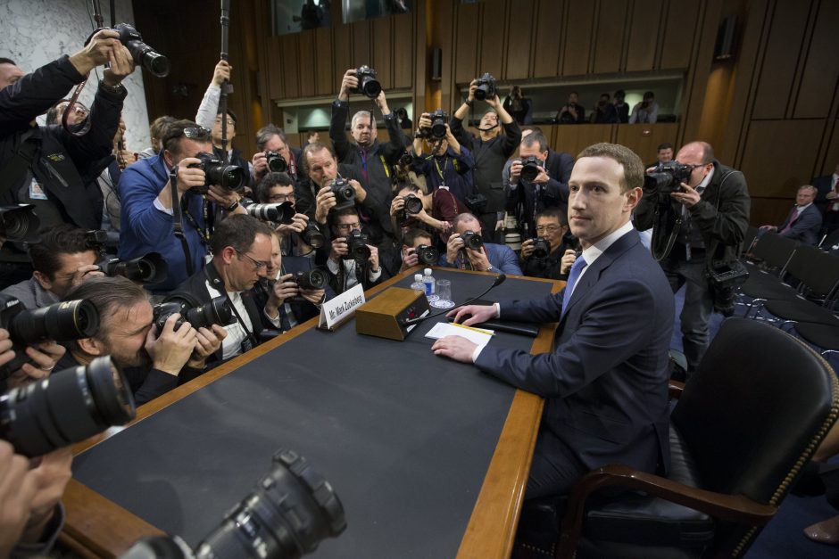 M. Zuckerbergas: „Facebook“ dalyvauja ginklavimosi varžybose su Rusija