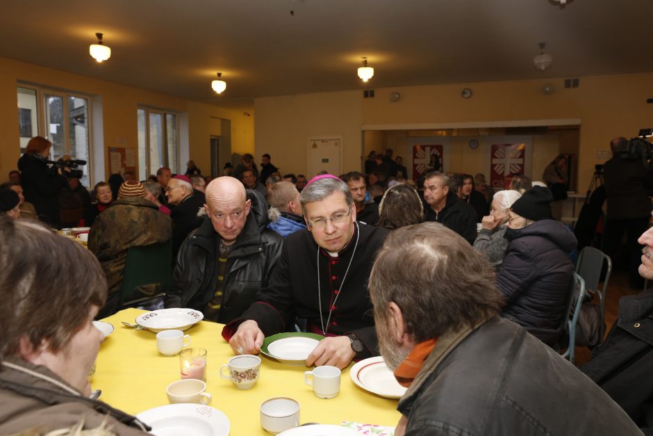 Vyskupai ir vargstantieji –  prie bendro pietų stalo