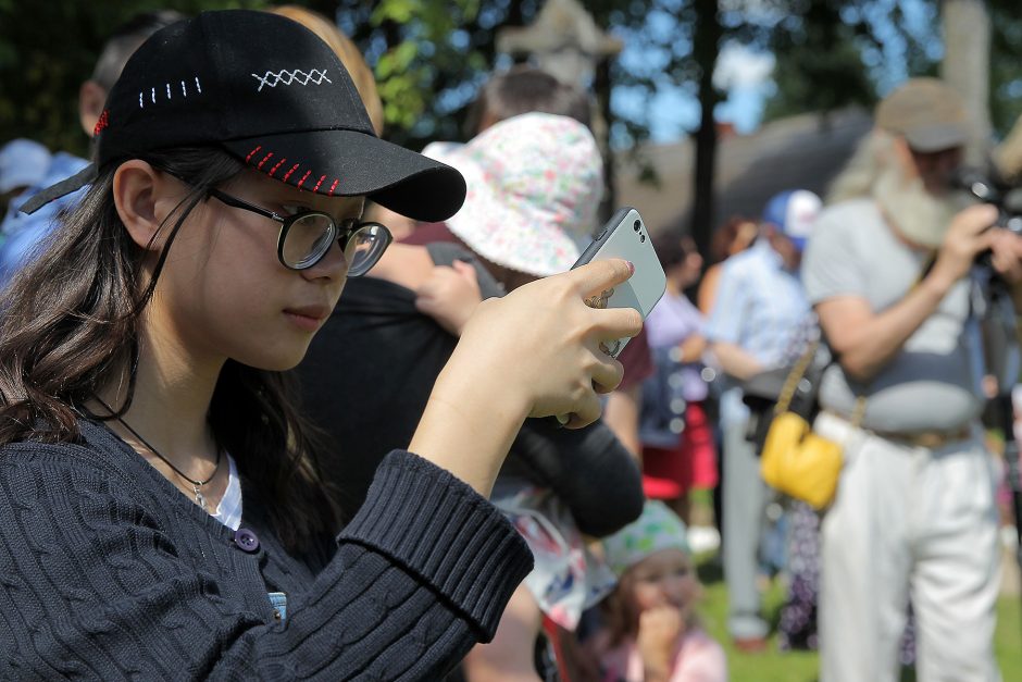 Oninių šventė ir moterų kilnojimas į orą sužavėjo ir kinus