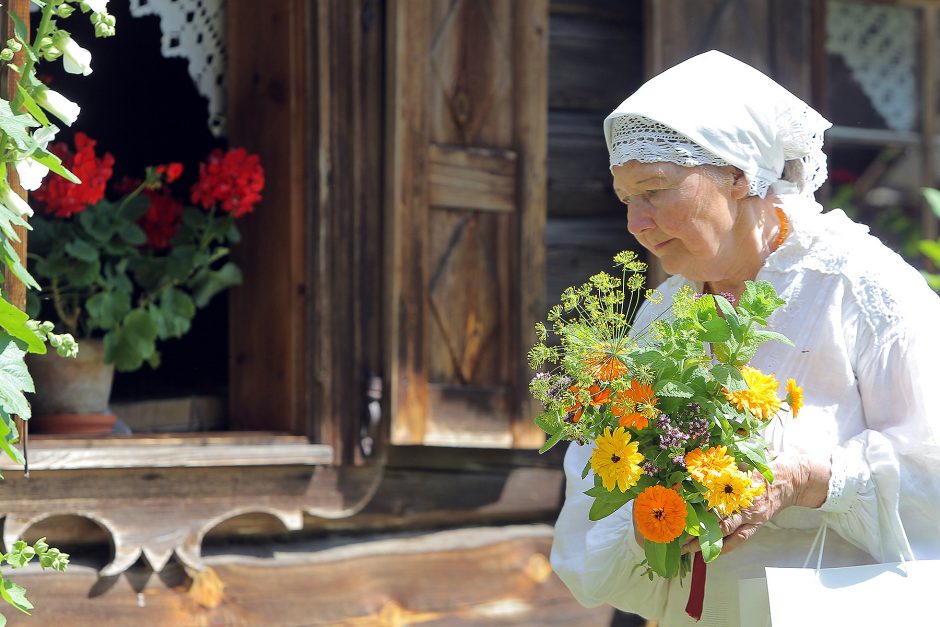 Oninių šventė ir moterų kilnojimas į orą sužavėjo ir kinus