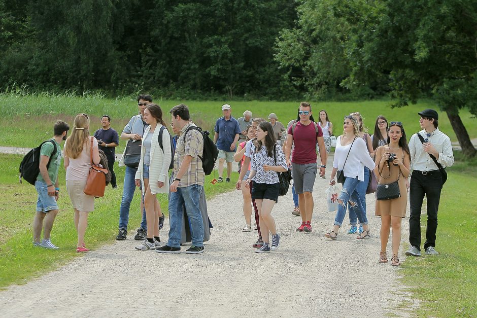 Oninių šventė ir moterų kilnojimas į orą sužavėjo ir kinus