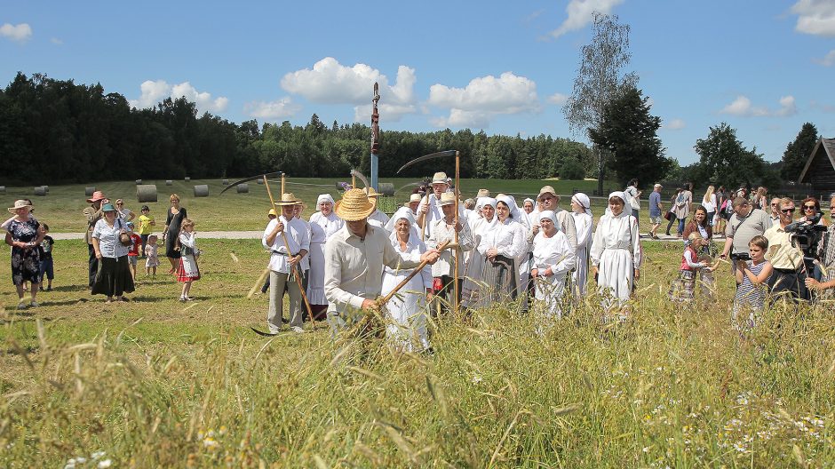 Oninių šventė ir moterų kilnojimas į orą sužavėjo ir kinus