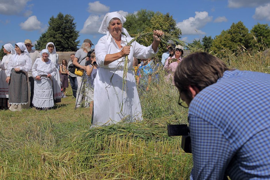 Oninių šventė ir moterų kilnojimas į orą sužavėjo ir kinus