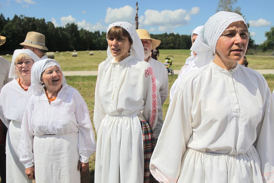 Oninių šventė ir moterų kilnojimas į orą sužavėjo ir kinus