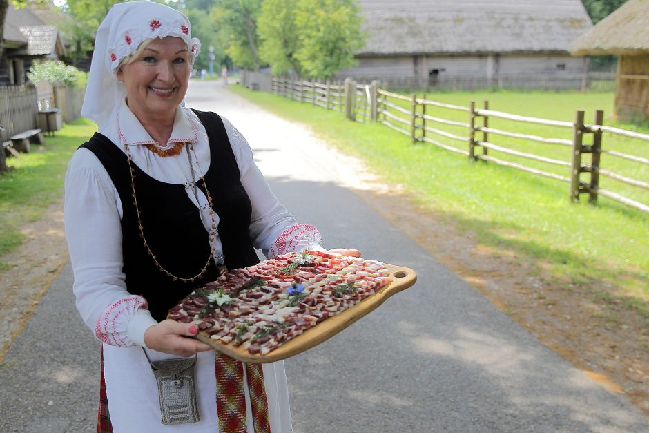 Oninių šventė ir moterų kilnojimas į orą sužavėjo ir kinus