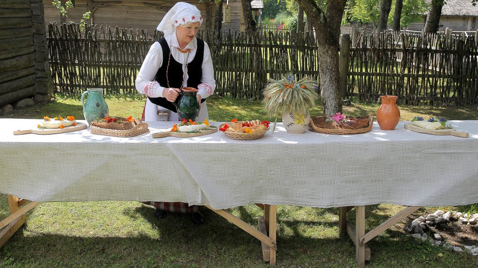 Oninių šventė ir moterų kilnojimas į orą sužavėjo ir kinus