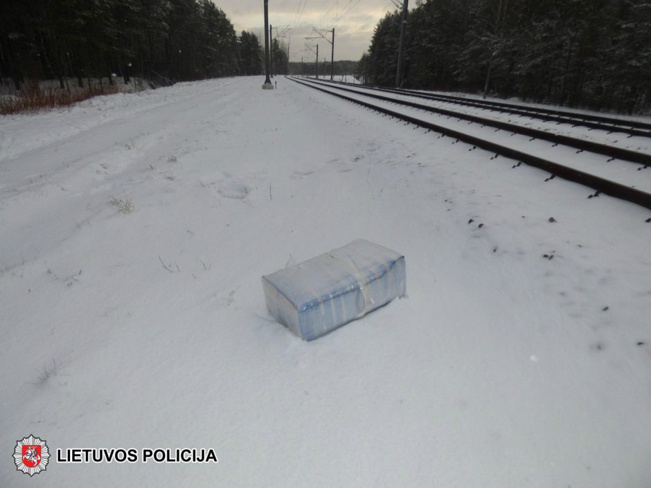 Kontrabandinių cigarečių ryšulius išmetė iš traukinio