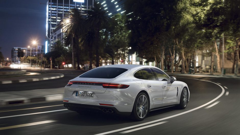 Debiutuoja galingiausias „Porsche Panamera Turbo S E-Hybrid“ modelis