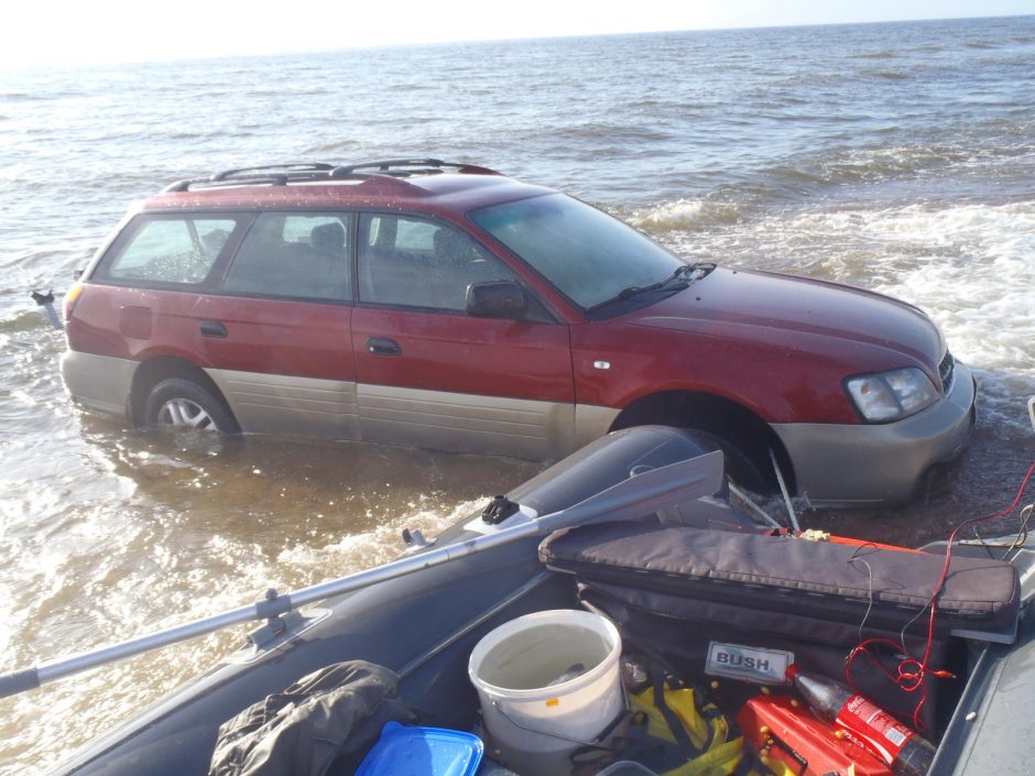 Poilsiautojus nustebino jūroje mirkstantis „Subaru“