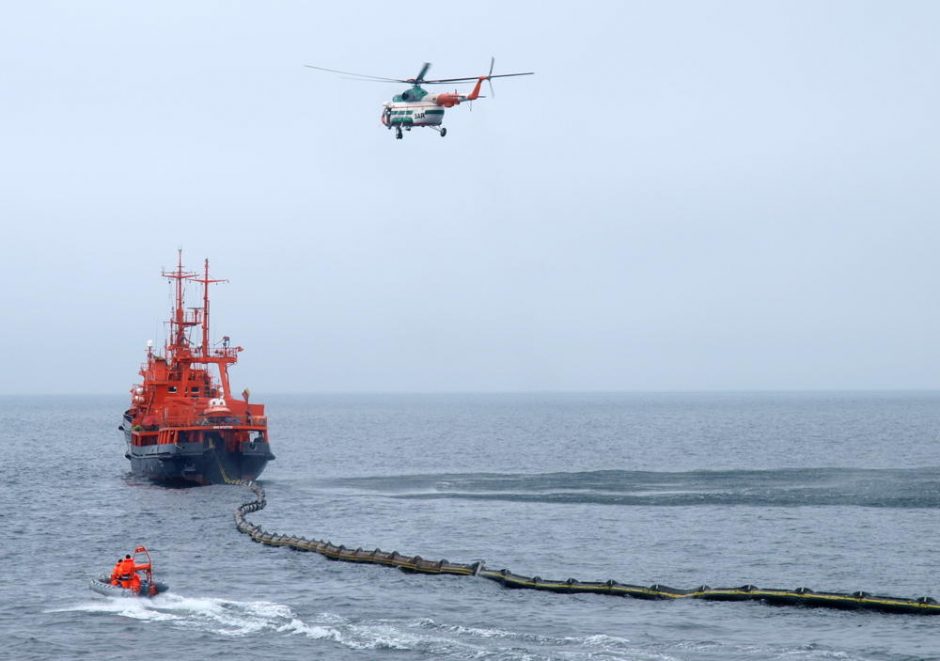 Laivas „Šakiai“ Baltijos jūroje treniravosi šalinti naftos dėmes