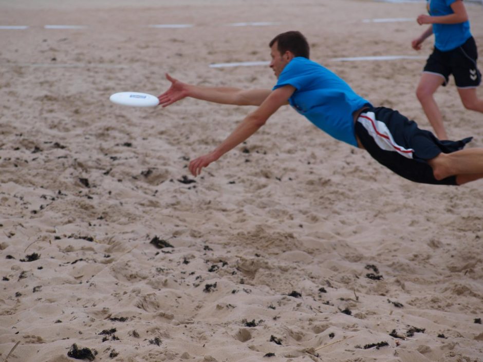 Palangos paplūdimyje vyko inirtingos kovos su skraidančiu disku