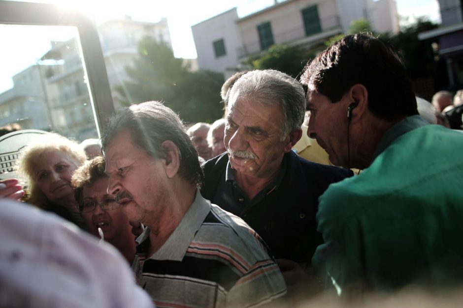 Graikijos bankus apgulė įtūžę pensininkai