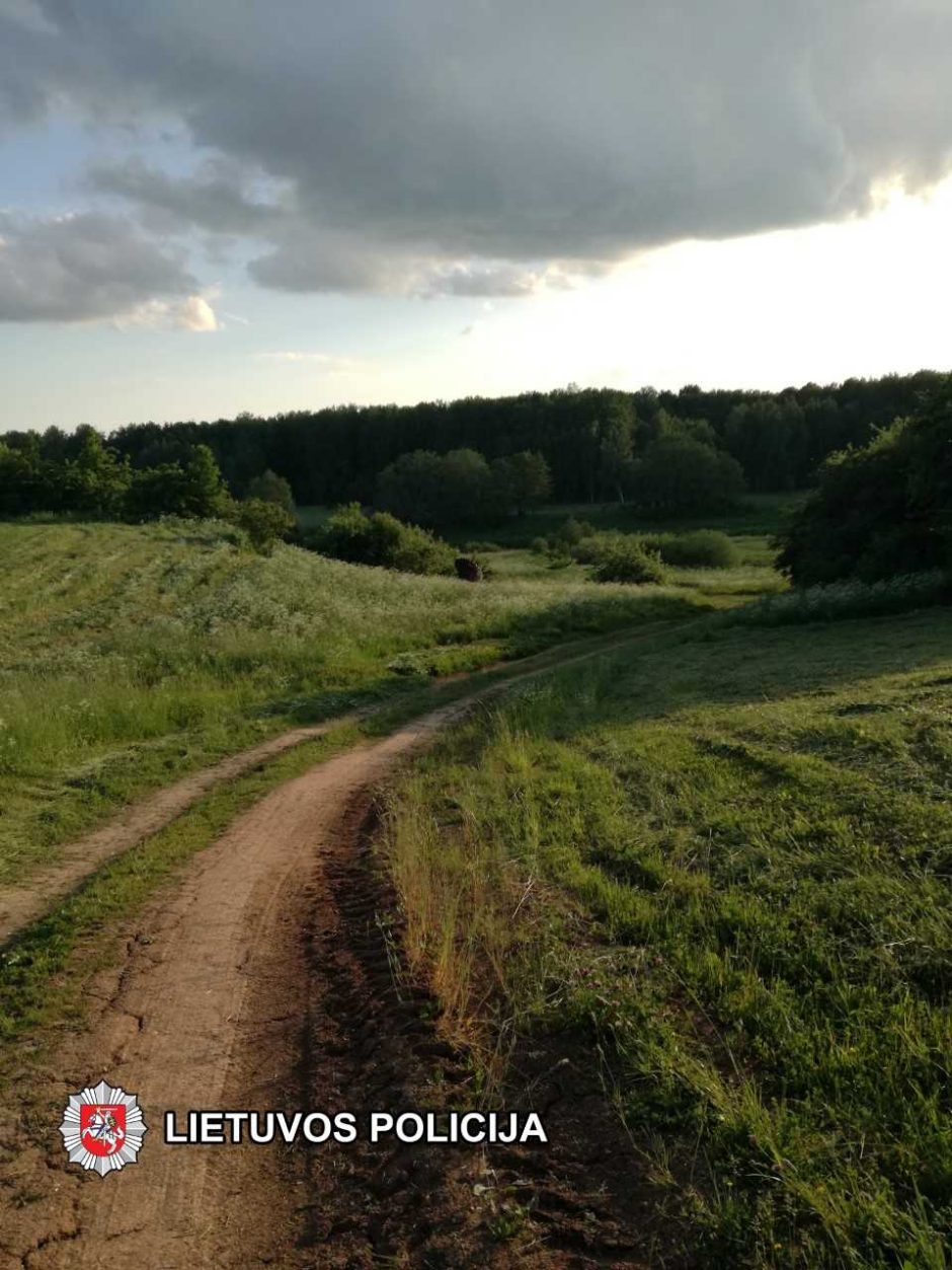 Šakių rajone apvirto neblaivaus vyro vairuojamas traktorius