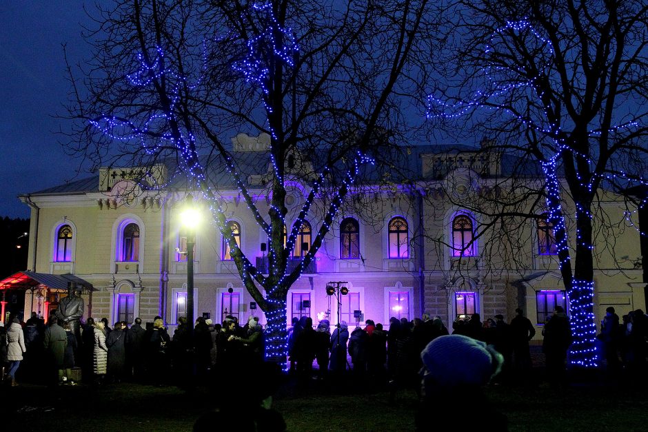 Šokių ritmu įžiebtas Istorinės Prezidentūros kiemelis