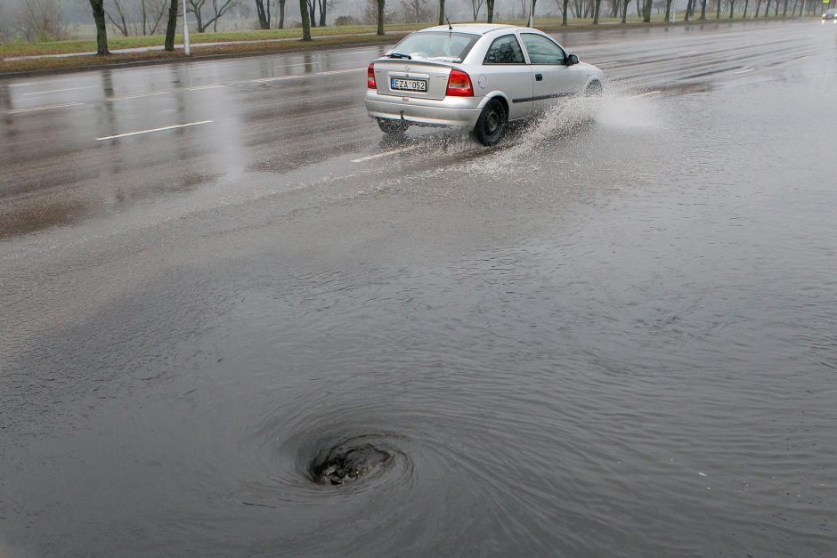 Per vandentiekio avariją patvino Jonavos gatvė