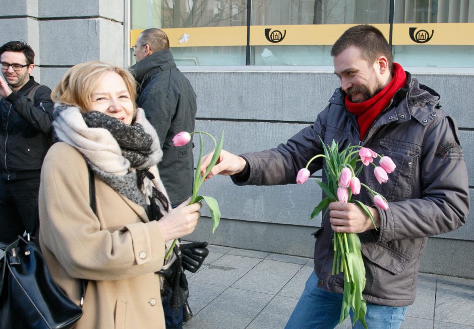 Kovo 8-osios rytą garsūs aktoriai moteris džiugino gėlėmis