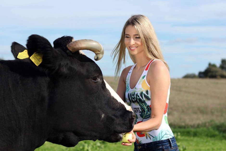 Tarp karvių, ožkų ir vištų: modelių vegetarių akcija prieš gyvūnų žudymą